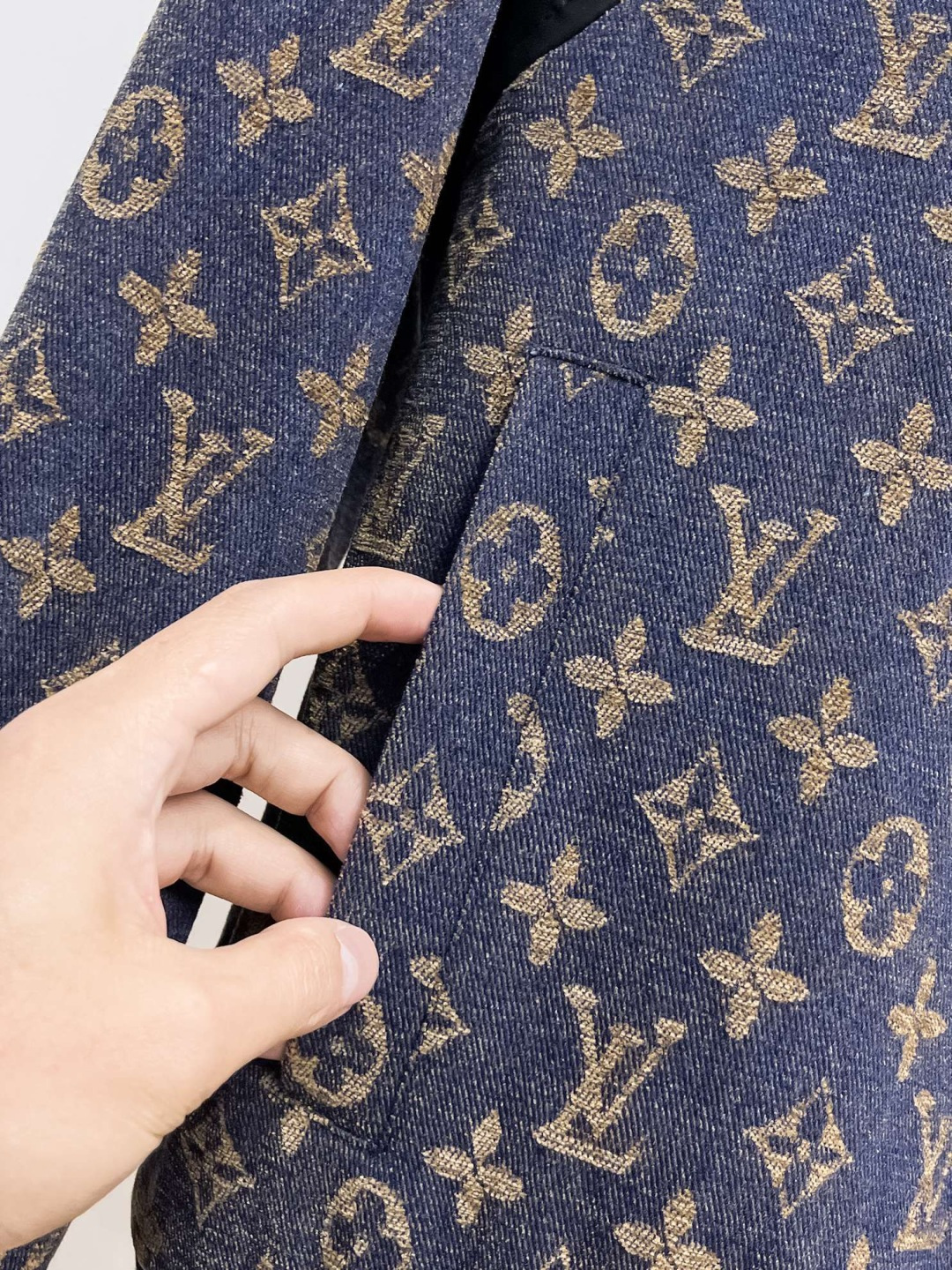 LV 官网同款，提前发售！2025ss开秋新款男士牛仔夹克外套，原单三标齐全高端版本！，专柜定制面料 透