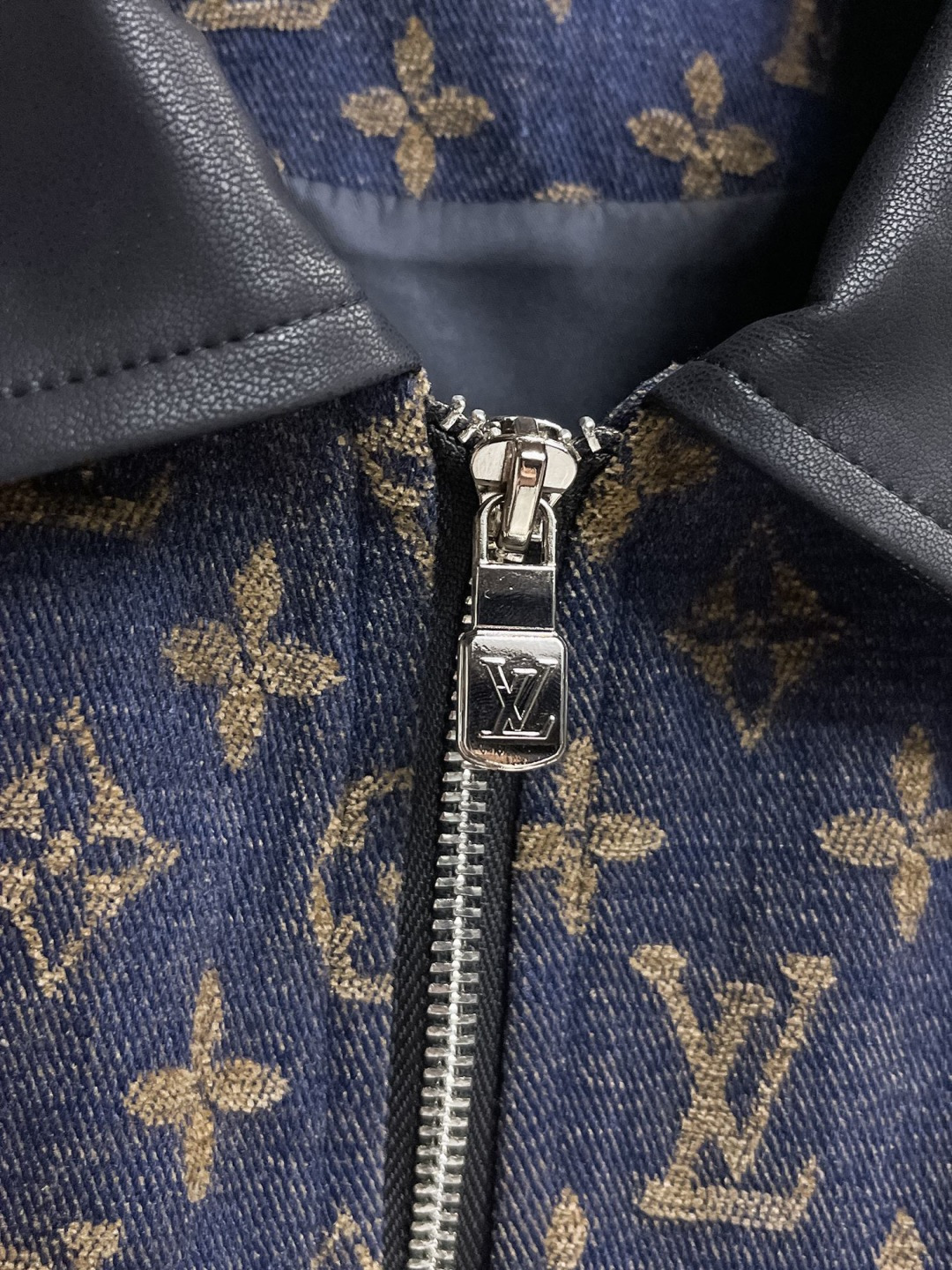 LV 官网同款，提前发售！2025ss开秋新款男士牛仔夹克外套，原单三标齐全高端版本！，专柜定制面料 透