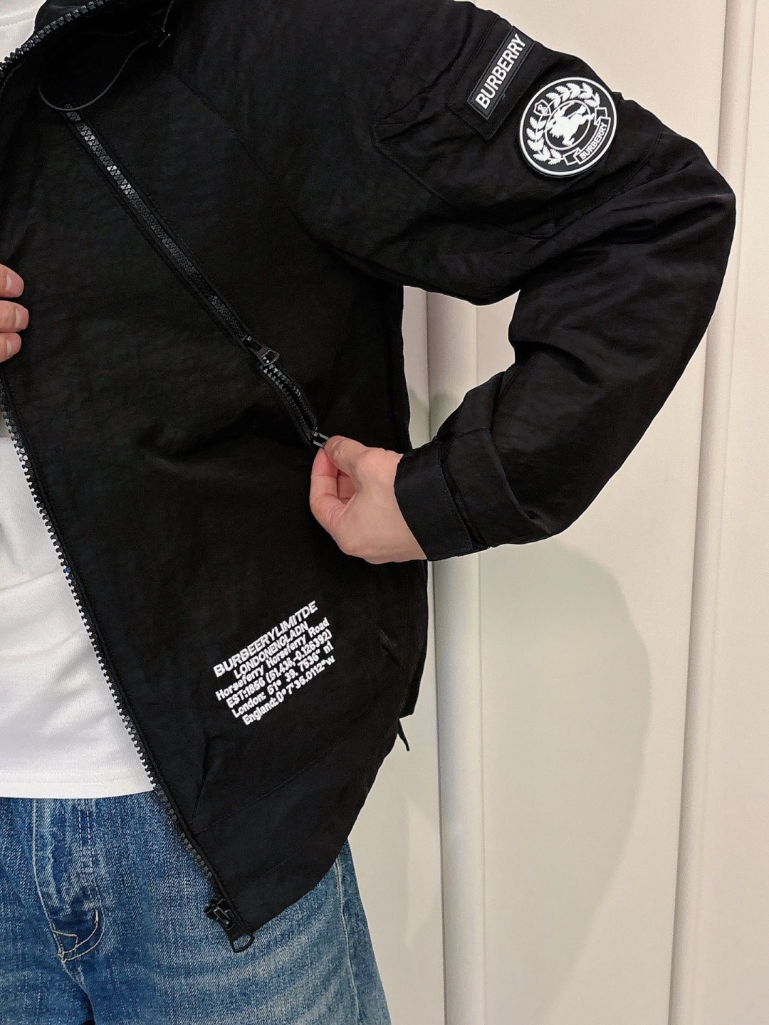 巴宝莉 2025秋季新款夹克外套，秀场新品‼品相非常完美，舒适保暖，三标齐全色泽饱满诱人，非常出彩的设计