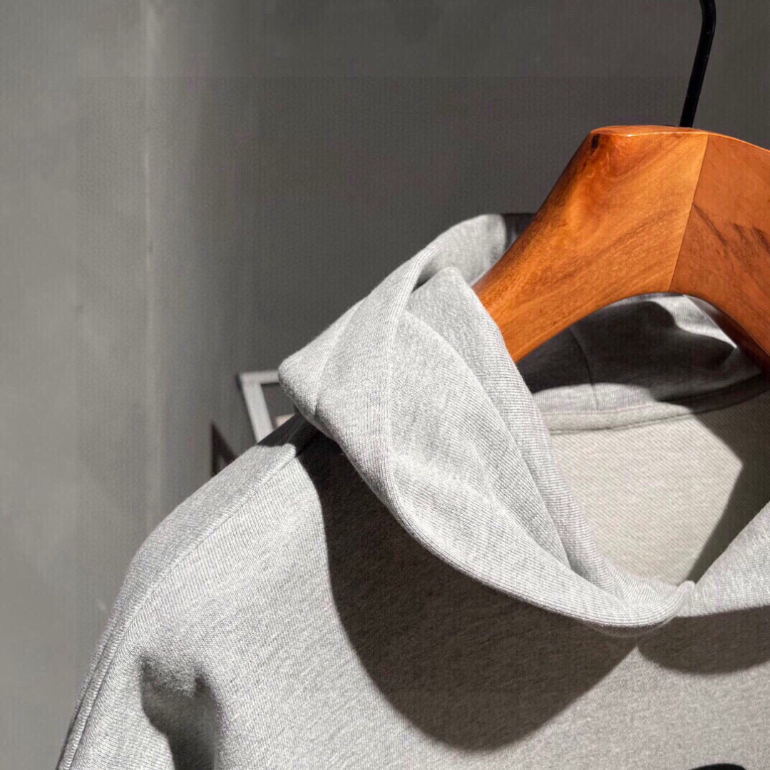 Y-3，新款连帽卫衣，面料采用顶级原版精梳棉面料，前后大面积logo植绒工艺，顶级的做工，高端品质，尺码