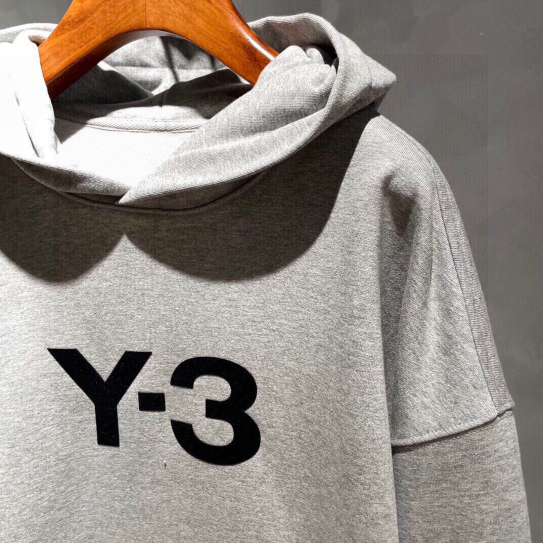 Y-3，新款连帽卫衣，面料采用顶级原版精梳棉面料，前后大面积logo植绒工艺，顶级的做工，高端品质，尺码