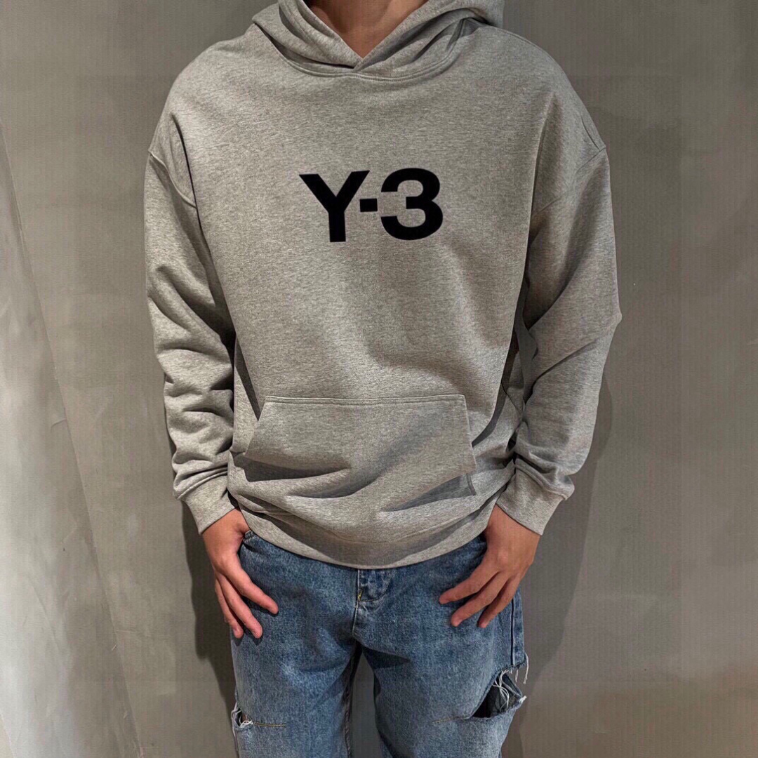Y-3，新款连帽卫衣，面料采用顶级原版精梳棉面料，前后大面积logo植绒工艺，顶级的做工，高端品质，尺码