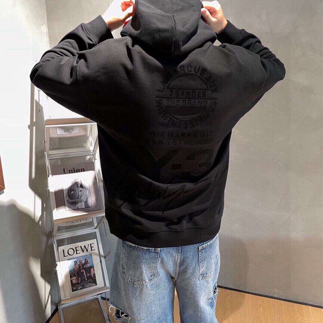 Y-3，新款连帽卫衣，面料采用顶级原版精梳棉面料，前后大面积logo植绒工艺，顶级的做工，高端品质，尺码