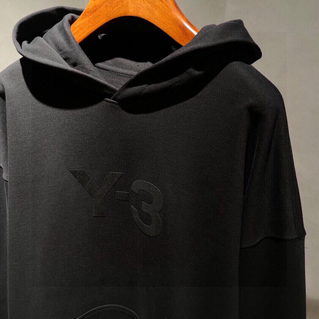 Y-3，新款连帽卫衣，面料采用顶级原版精梳棉面料，前后大面积logo植绒工艺，顶级的做工，高端品质，尺码