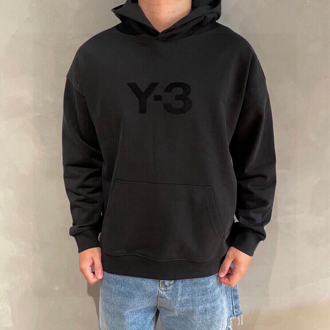 Y-3，新款连帽卫衣，面料采用顶级原版精梳棉面料，前后大面积logo植绒工艺，顶级的做工，高端品质，尺码