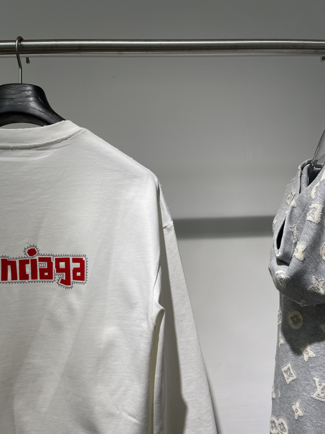 2025秋冬新款巴黎世家高克重磨破长袖颜色：黑 白码数：XS-S-M-L-XL