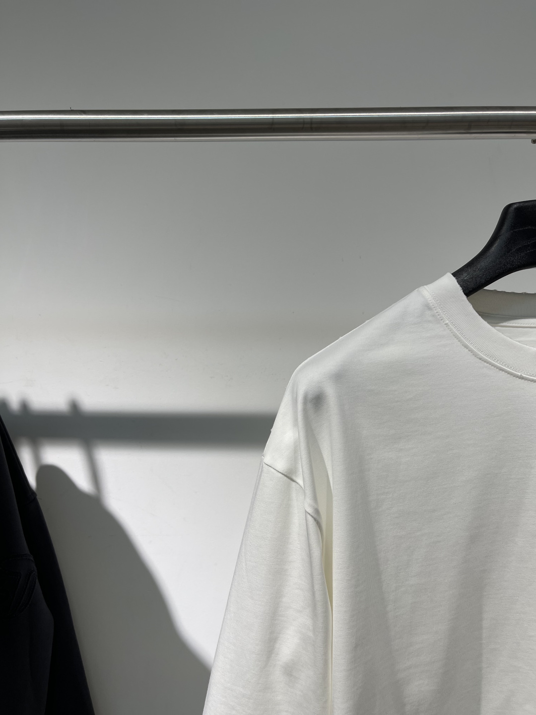 2025秋冬新款巴黎世家高克重磨破长袖颜色：黑 白码数：XS-S-M-L-XL