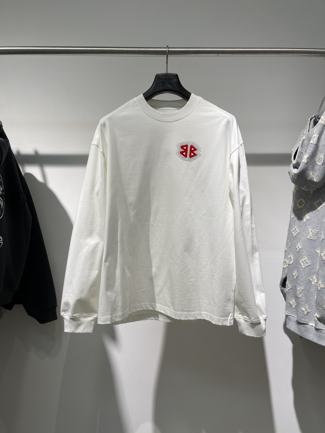 2025秋冬新款巴黎世家高克重磨破长袖颜色：黑 白码数：XS-S-M-L-XL