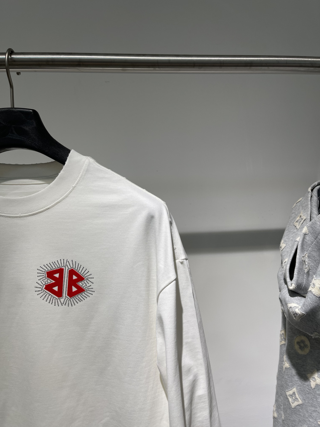 2025秋冬新款巴黎世家高克重磨破长袖颜色：黑 白码数：XS-S-M-L-XL