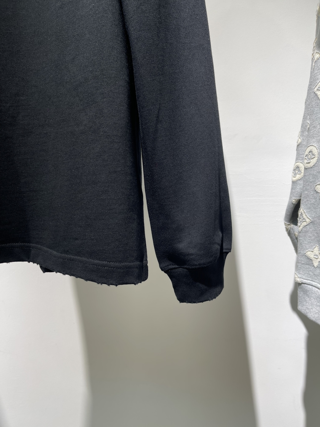 2025秋冬新款巴黎世家高克重磨破长袖颜色：黑 白码数：XS-S-M-L-XL