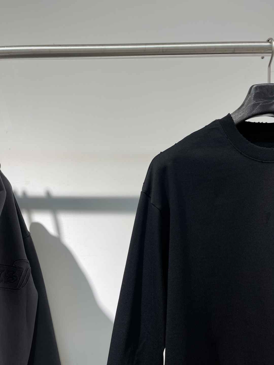 2025秋冬新款巴黎世家高克重磨破长袖颜色：黑 白码数：XS-S-M-L-XL