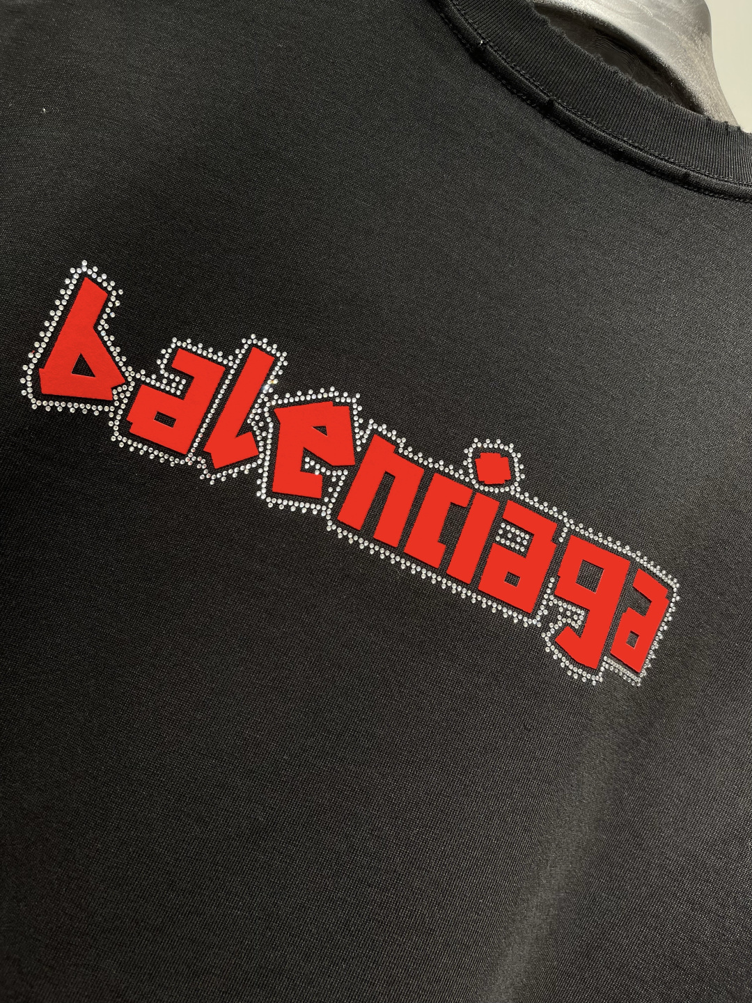 2025秋冬新款巴黎世家高克重磨破长袖颜色：黑 白码数：XS-S-M-L-XL