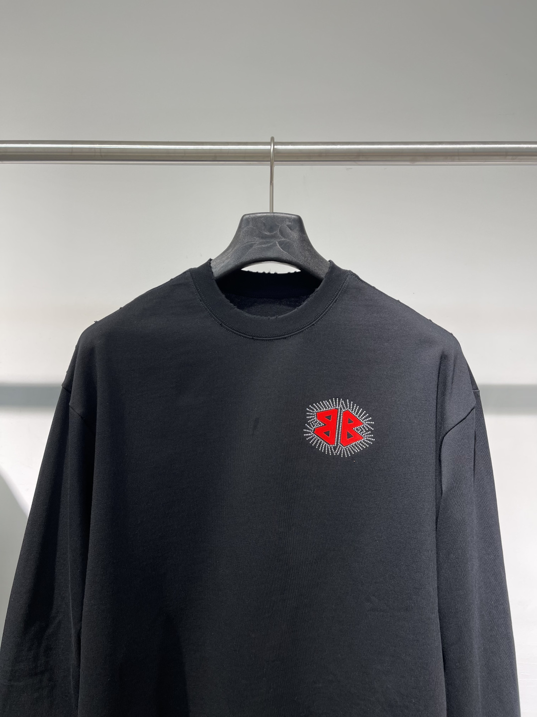 2025秋冬新款巴黎世家高克重磨破长袖颜色：黑 白码数：XS-S-M-L-XL