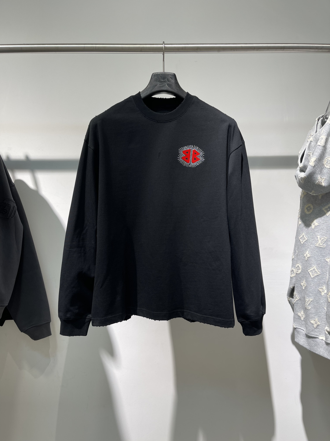 2025秋冬新款巴黎世家高克重磨破长袖颜色：黑 白码数：XS-S-M-L-XL