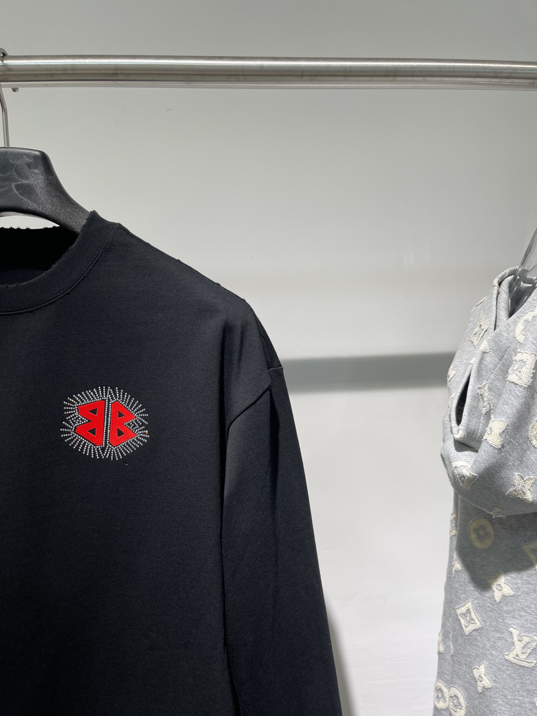 2025秋冬新款巴黎世家高克重磨破长袖颜色：黑 白码数：XS-S-M-L-XL