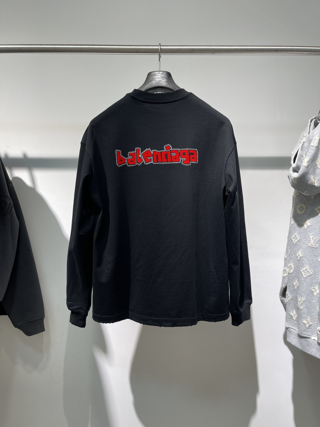 2025秋冬新款巴黎世家高克重磨破长袖颜色：黑 白码数：XS-S-M-L-XL