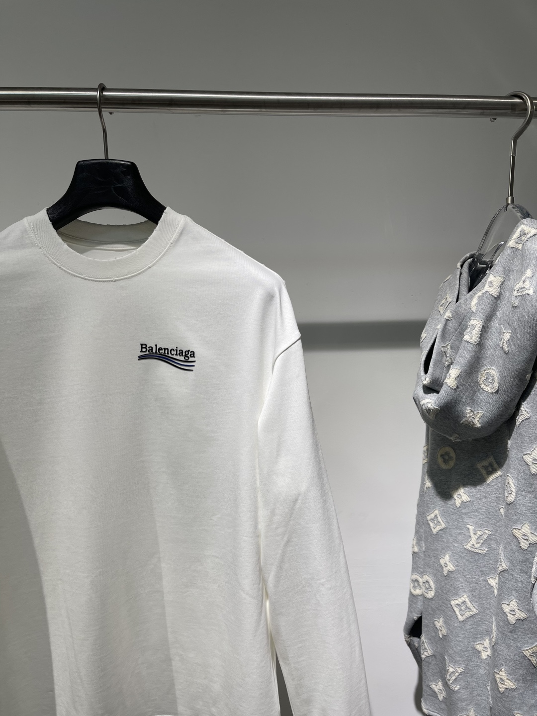 2025秋冬新款巴黎世家高克重磨破长袖颜色：黑 白码数：XS-S-M-L-XL