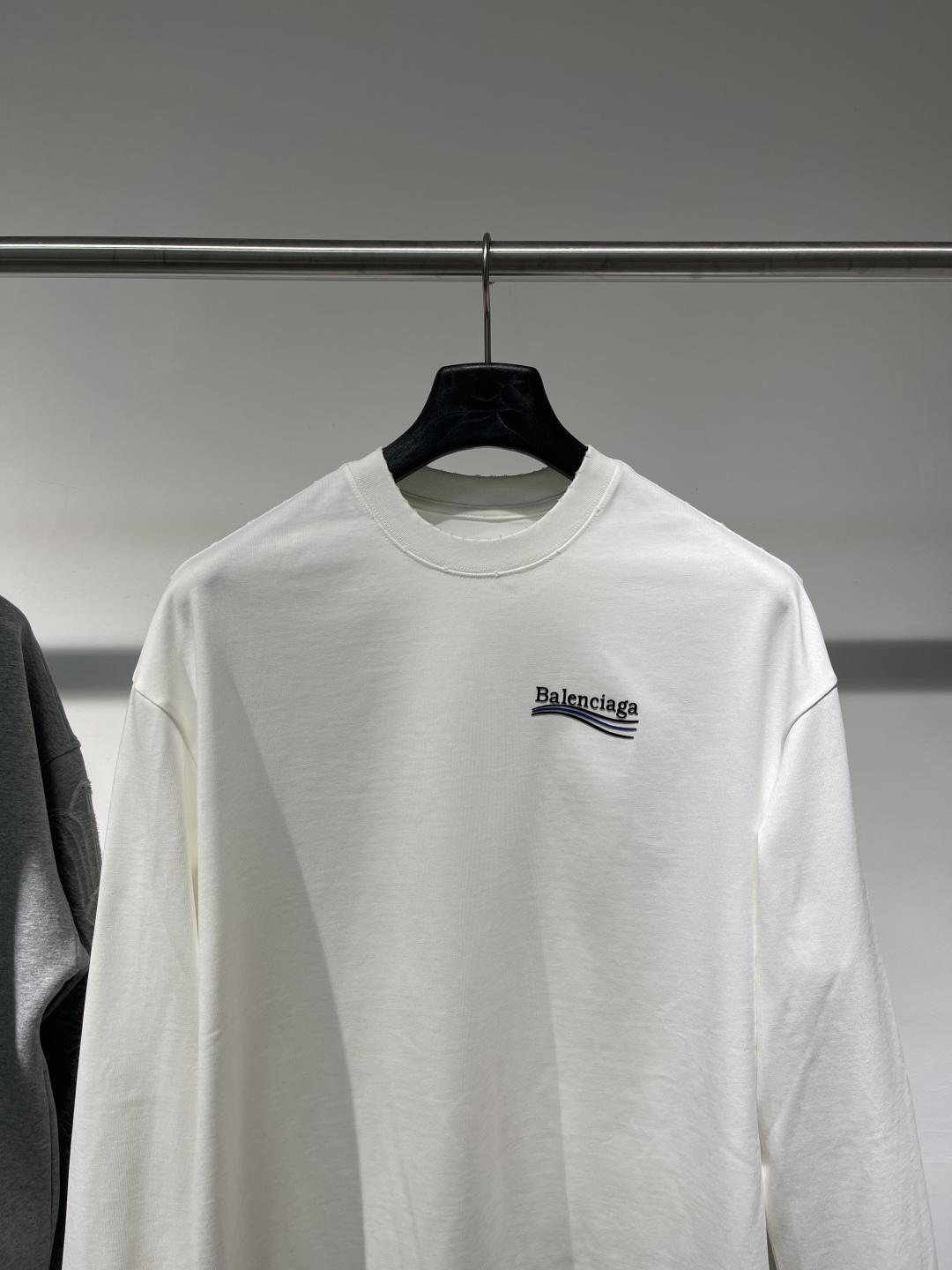 2025秋冬新款巴黎世家高克重磨破长袖颜色：黑 白码数：XS-S-M-L-XL