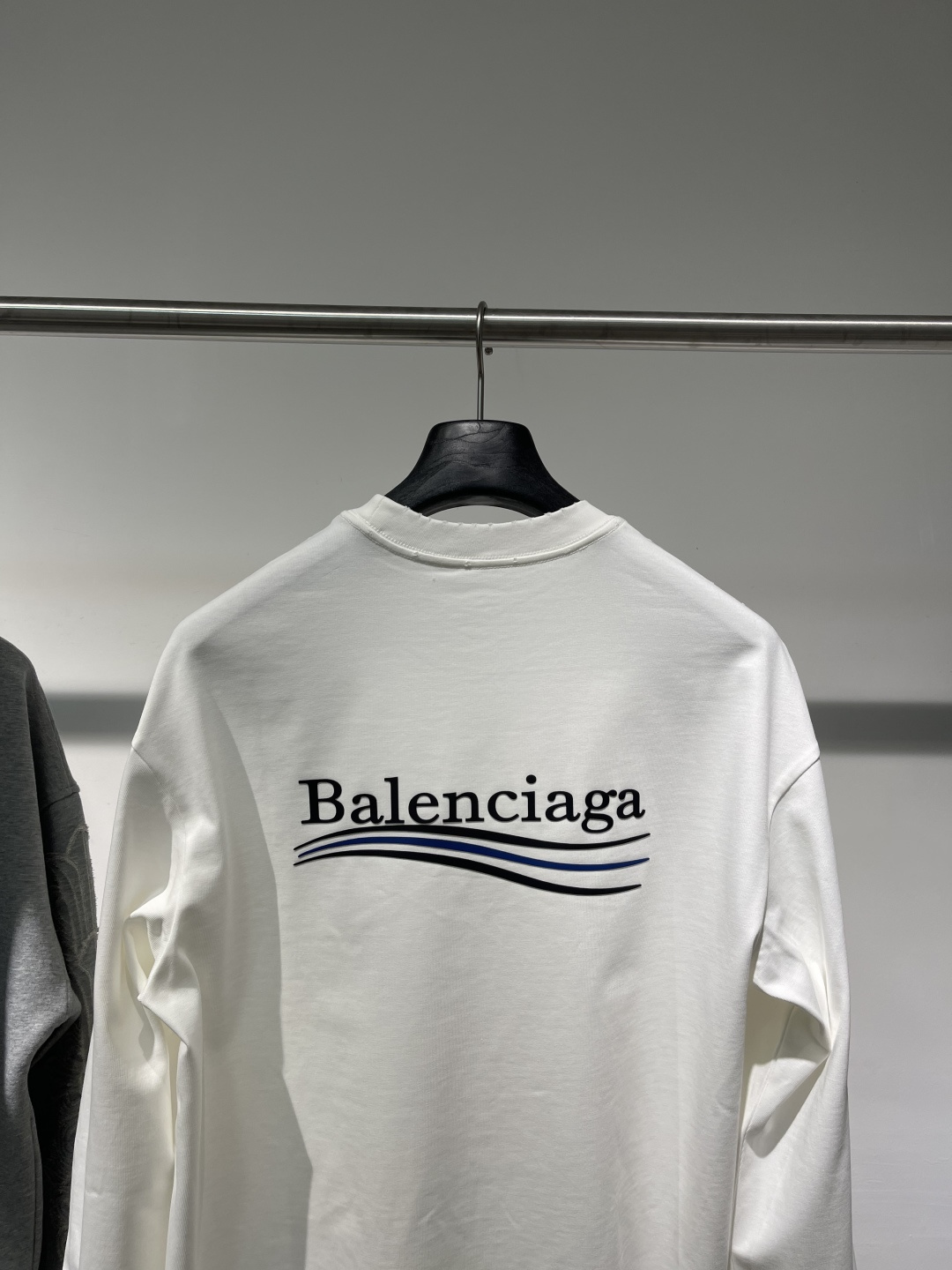 2025秋冬新款巴黎世家高克重磨破长袖颜色：黑 白码数：XS-S-M-L-XL