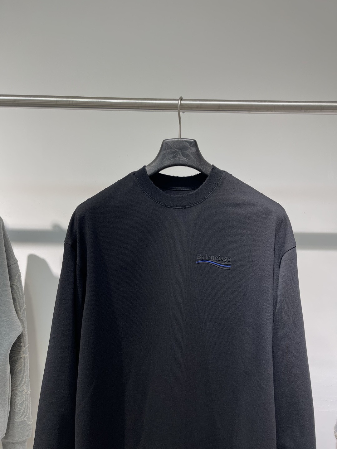 2025秋冬新款巴黎世家高克重磨破长袖颜色：黑 白码数：XS-S-M-L-XL