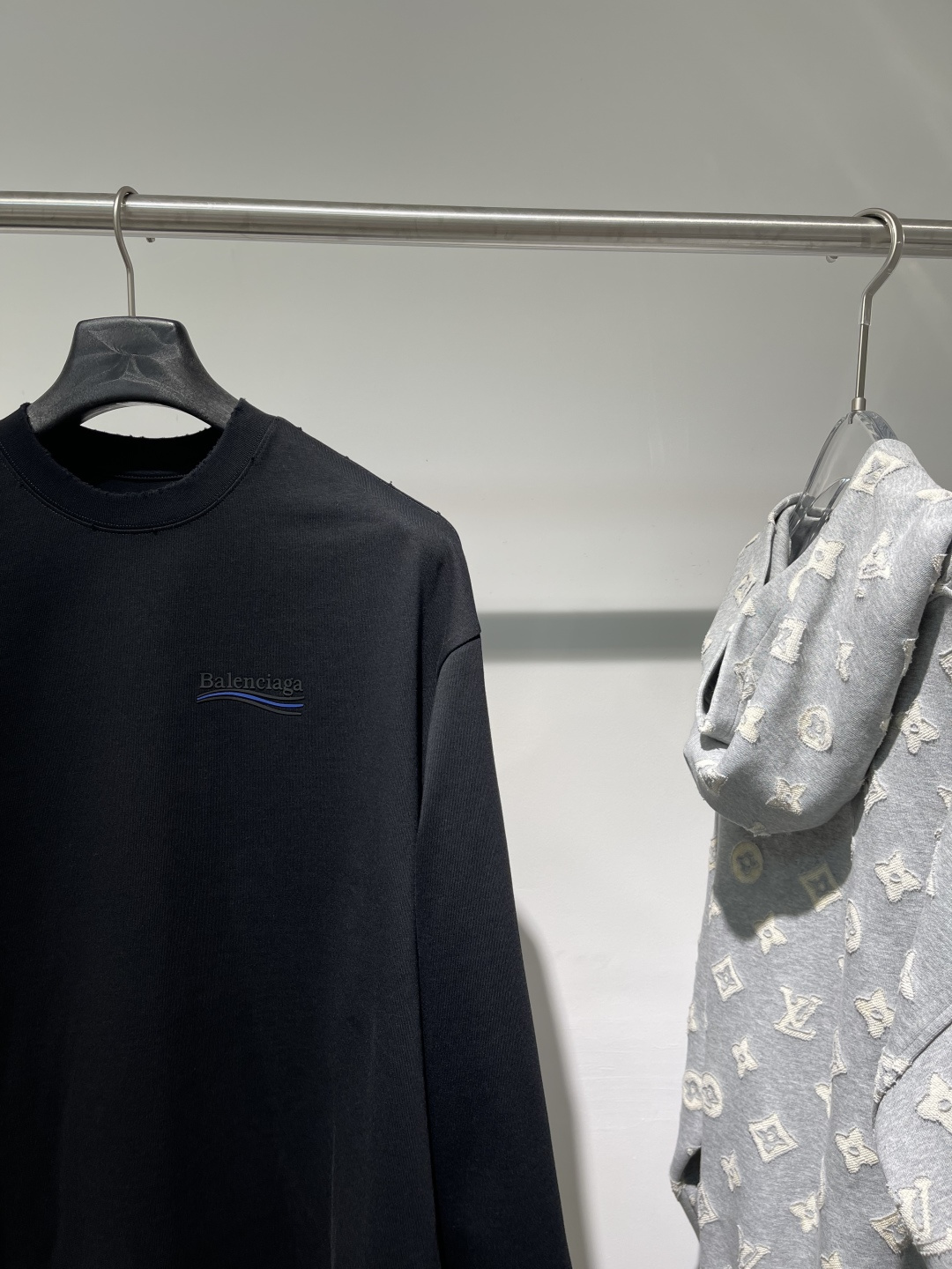 2025秋冬新款巴黎世家高克重磨破长袖颜色：黑 白码数：XS-S-M-L-XL