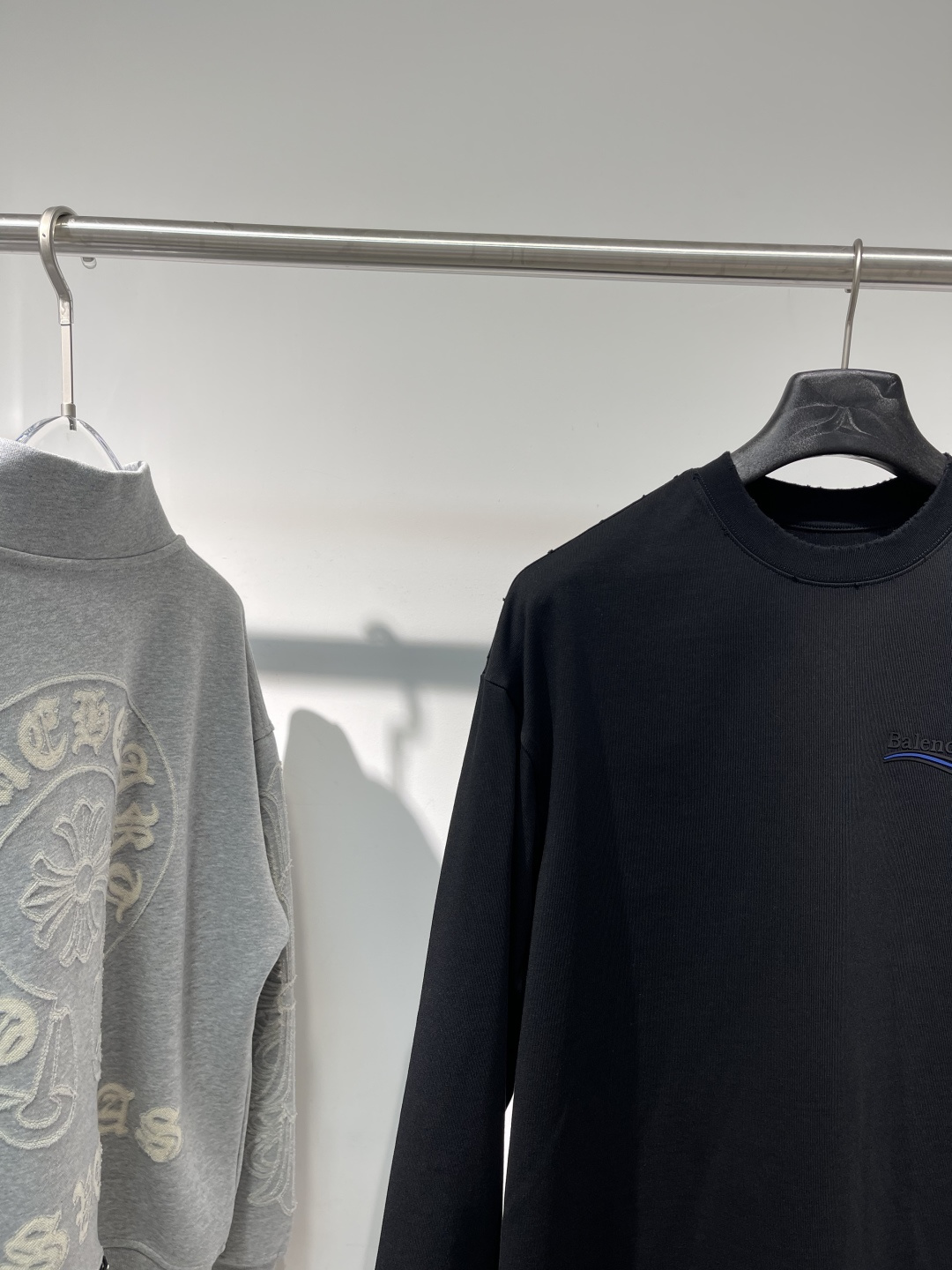 2025秋冬新款巴黎世家高克重磨破长袖颜色：黑 白码数：XS-S-M-L-XL