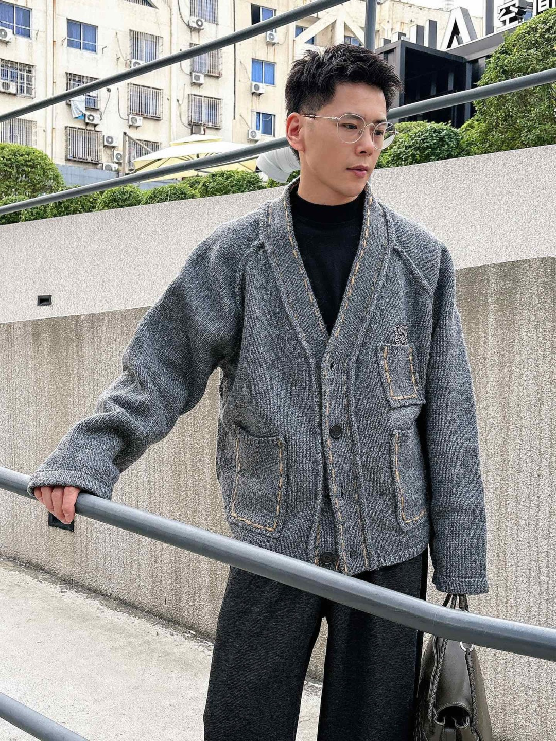 罗意威新款毛衫毛衣，上身宽松纱线采用细针织法，上身舒适，不挑身材 男女同款，秋冬毛衣，是今年最好看的情侣