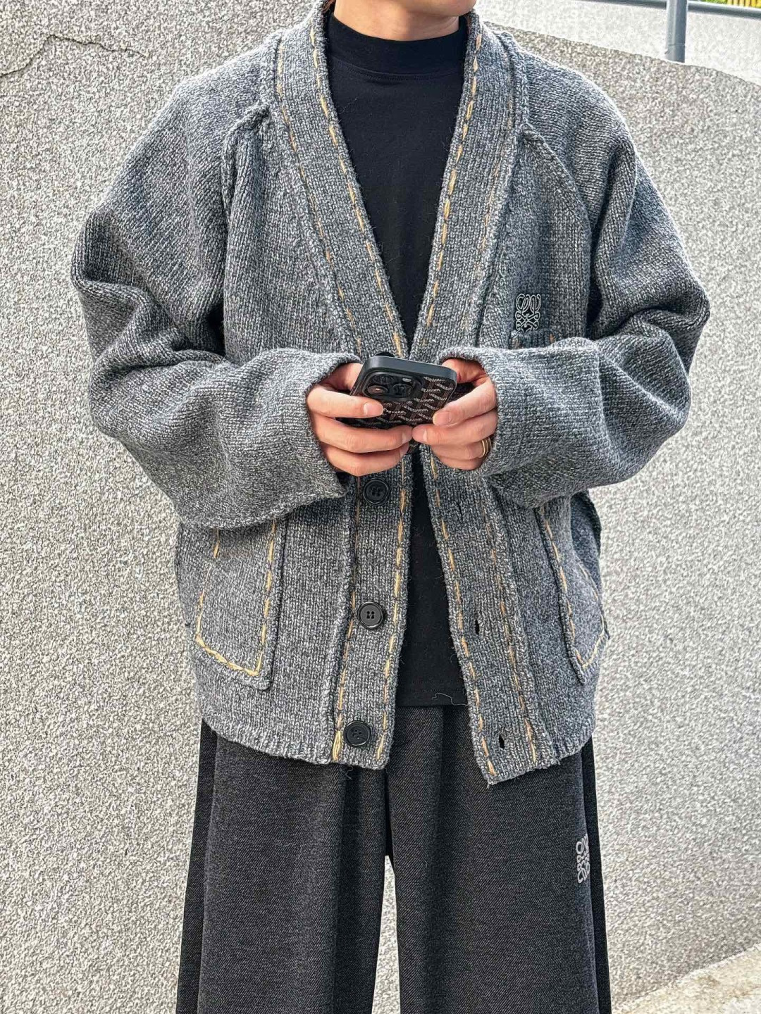 罗意威新款毛衫毛衣，上身宽松纱线采用细针织法，上身舒适，不挑身材 男女同款，秋冬毛衣，是今年最好看的情侣