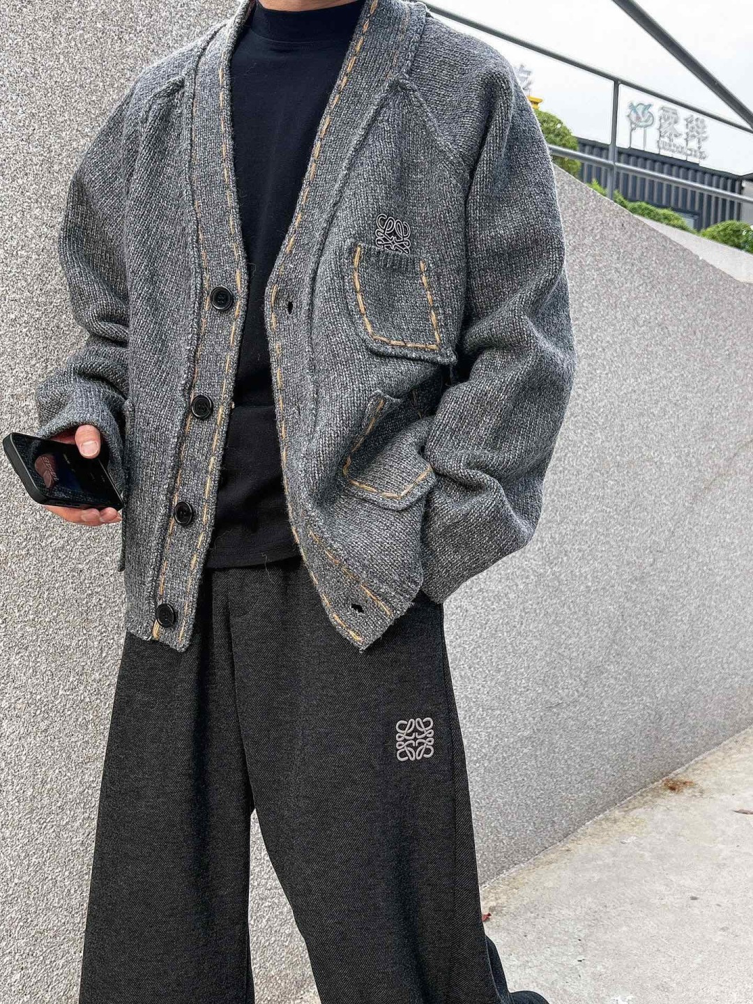 罗意威新款毛衫毛衣，上身宽松纱线采用细针织法，上身舒适，不挑身材 男女同款，秋冬毛衣，是今年最好看的情侣