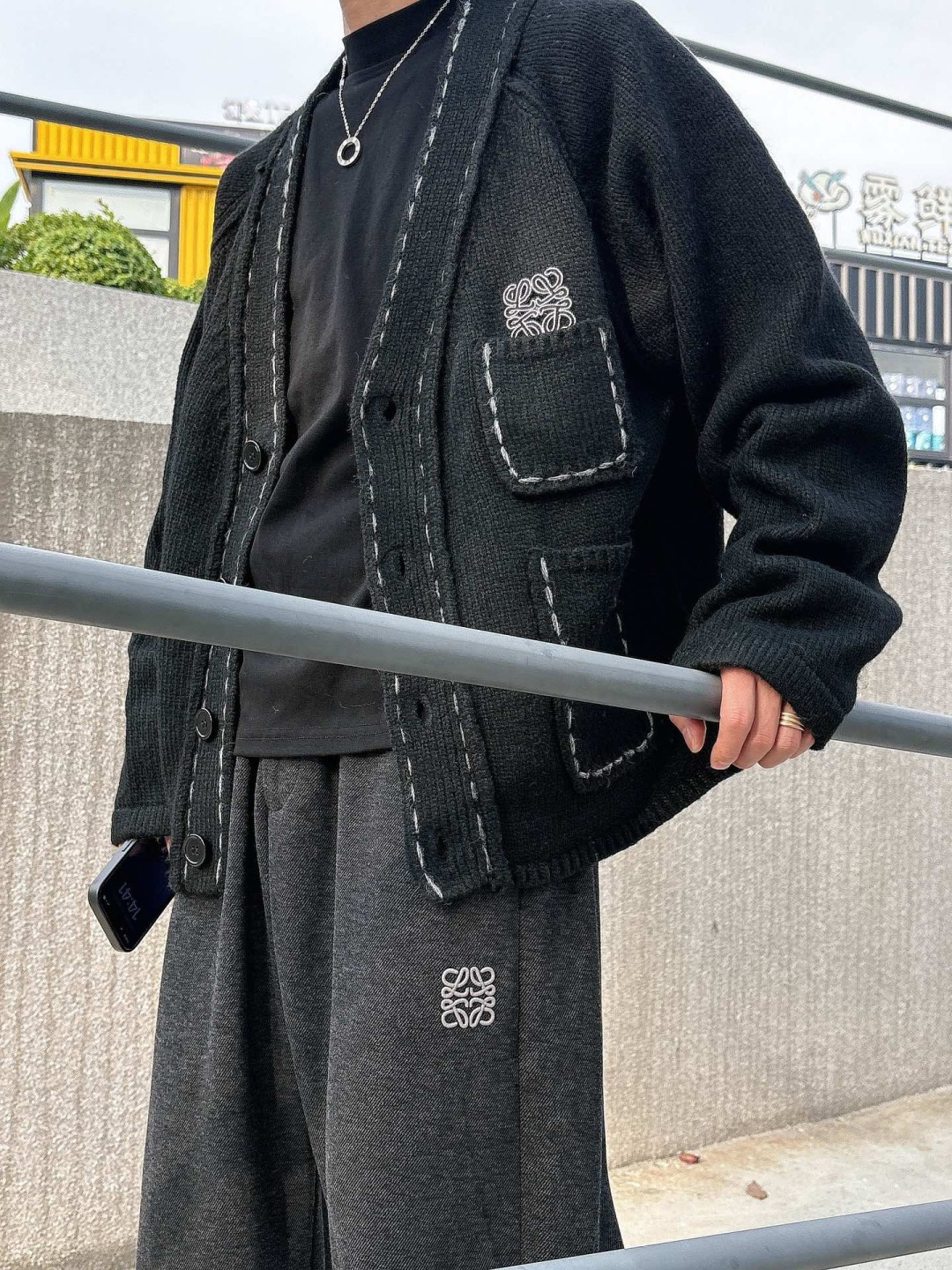 罗意威新款毛衫毛衣，上身宽松纱线采用细针织法，上身舒适，不挑身材 男女同款，秋冬毛衣，是今年最好看的情侣