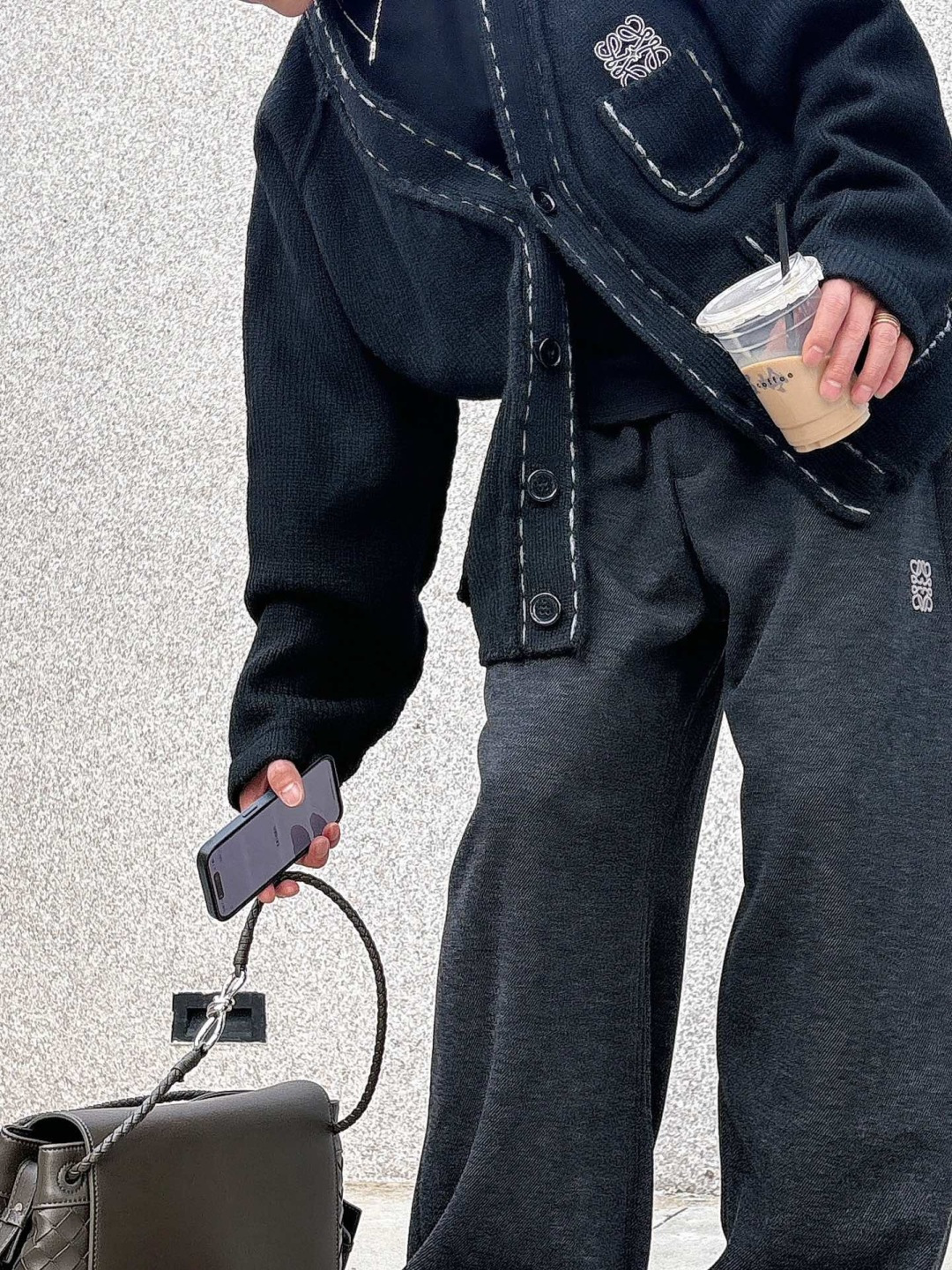 罗意威新款毛衫毛衣，上身宽松纱线采用细针织法，上身舒适，不挑身材 男女同款，秋冬毛衣，是今年最好看的情侣