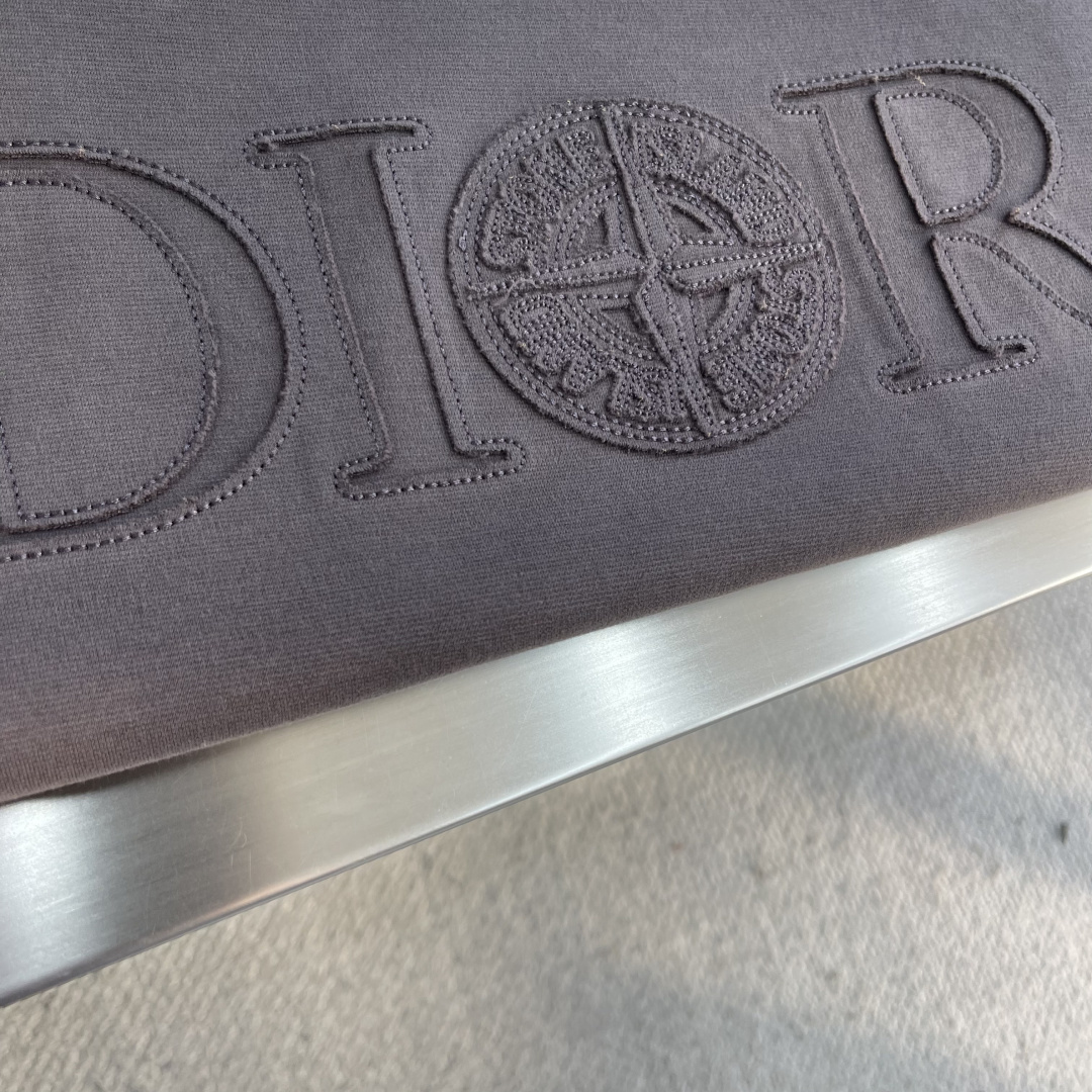 Dio 2025秋冬系列休闲长袖T恤码数：M-5XL 微阔版型潮流罗马磨毛。面料表面刷毛做磨毛工艺与特殊