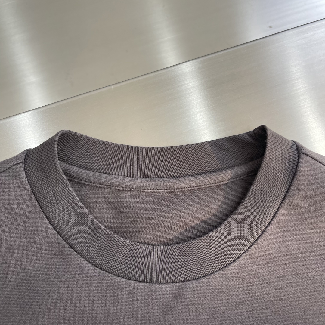 Dio 2025秋冬系列休闲长袖T恤码数：M-5XL 微阔版型潮流罗马磨毛。面料表面刷毛做磨毛工艺与特殊