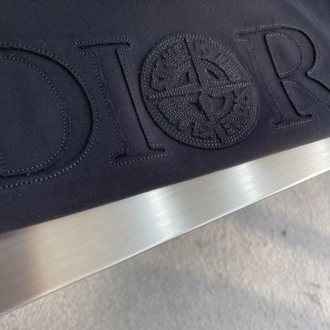 Dio 2025秋冬系列休闲长袖T恤码数：M-5XL 微阔版型潮流罗马磨毛。面料表面刷毛做磨毛工艺与特殊