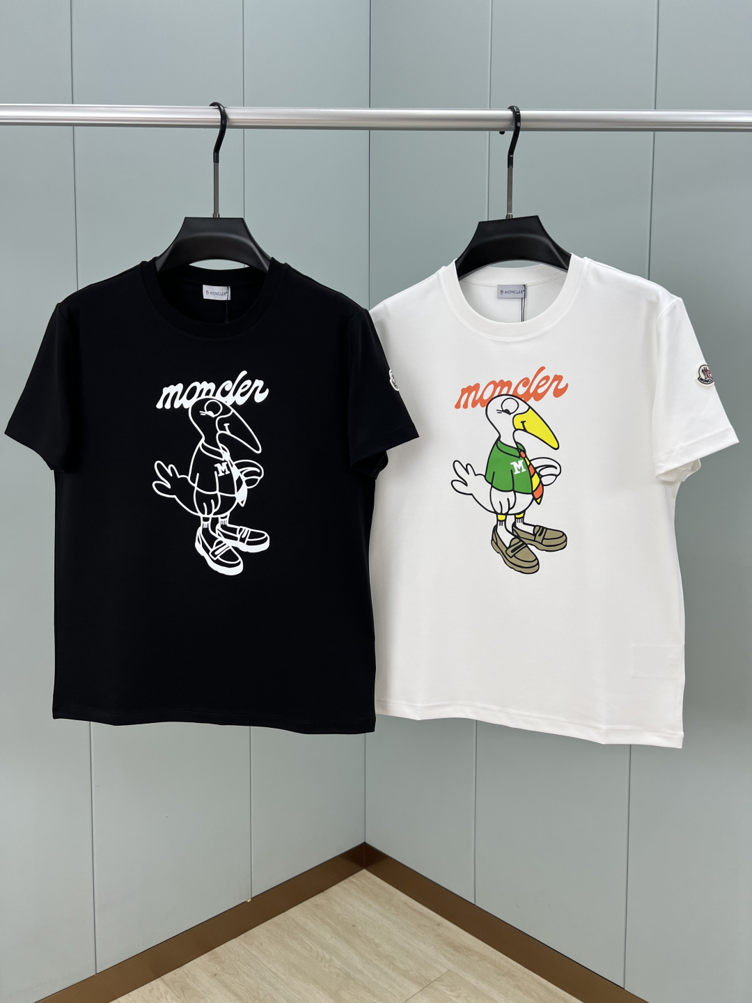 Moncler.蒙口 25秋冬新品卡通趣味印花标识加厚面料短袖T恤，左袖饰有经典刺绣羊毛小标点缀，采用3