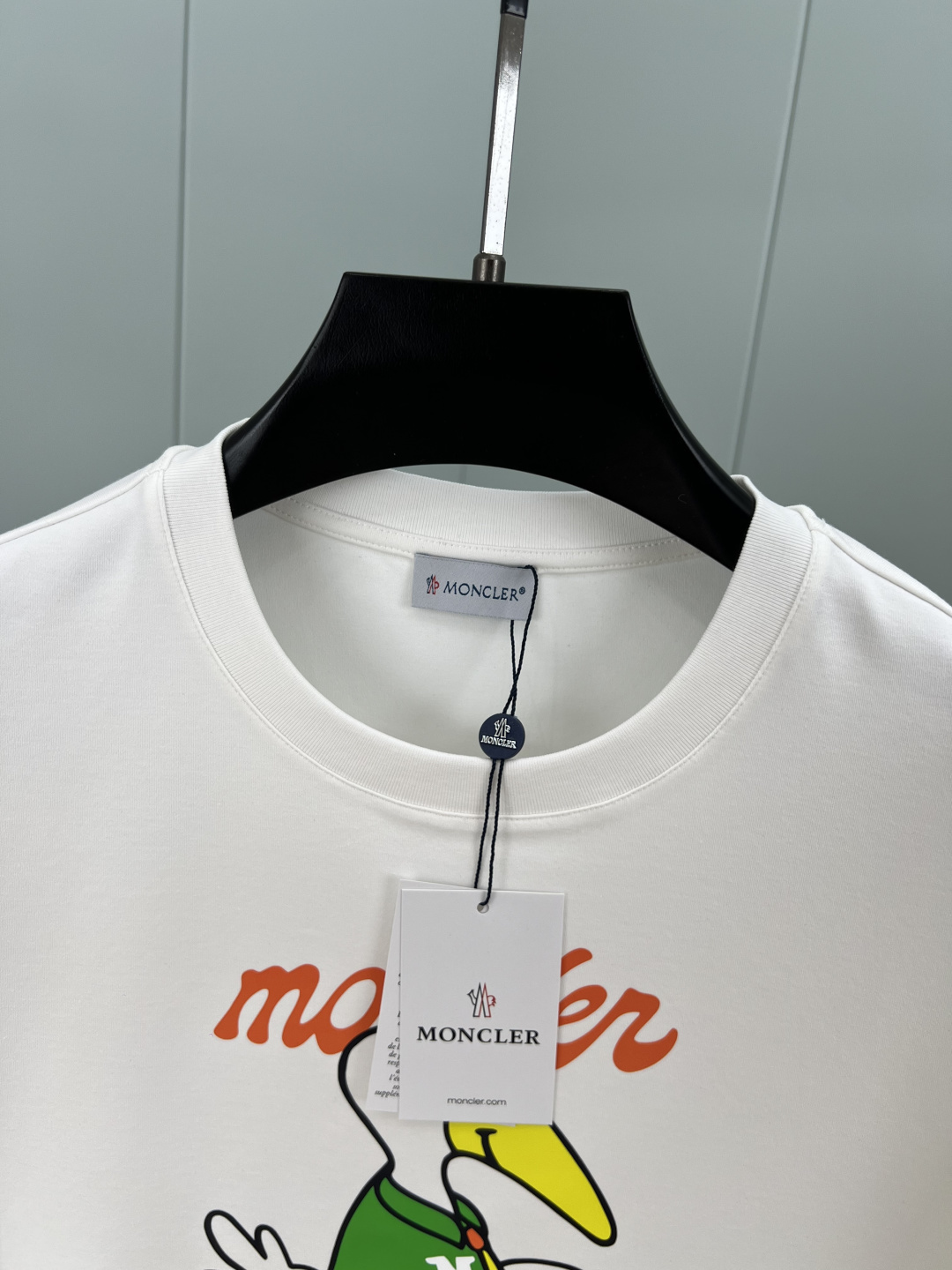 Moncler.蒙口 25秋冬新品卡通趣味印花标识加厚面料短袖T恤，左袖饰有经典刺绣羊毛小标点缀，采用3