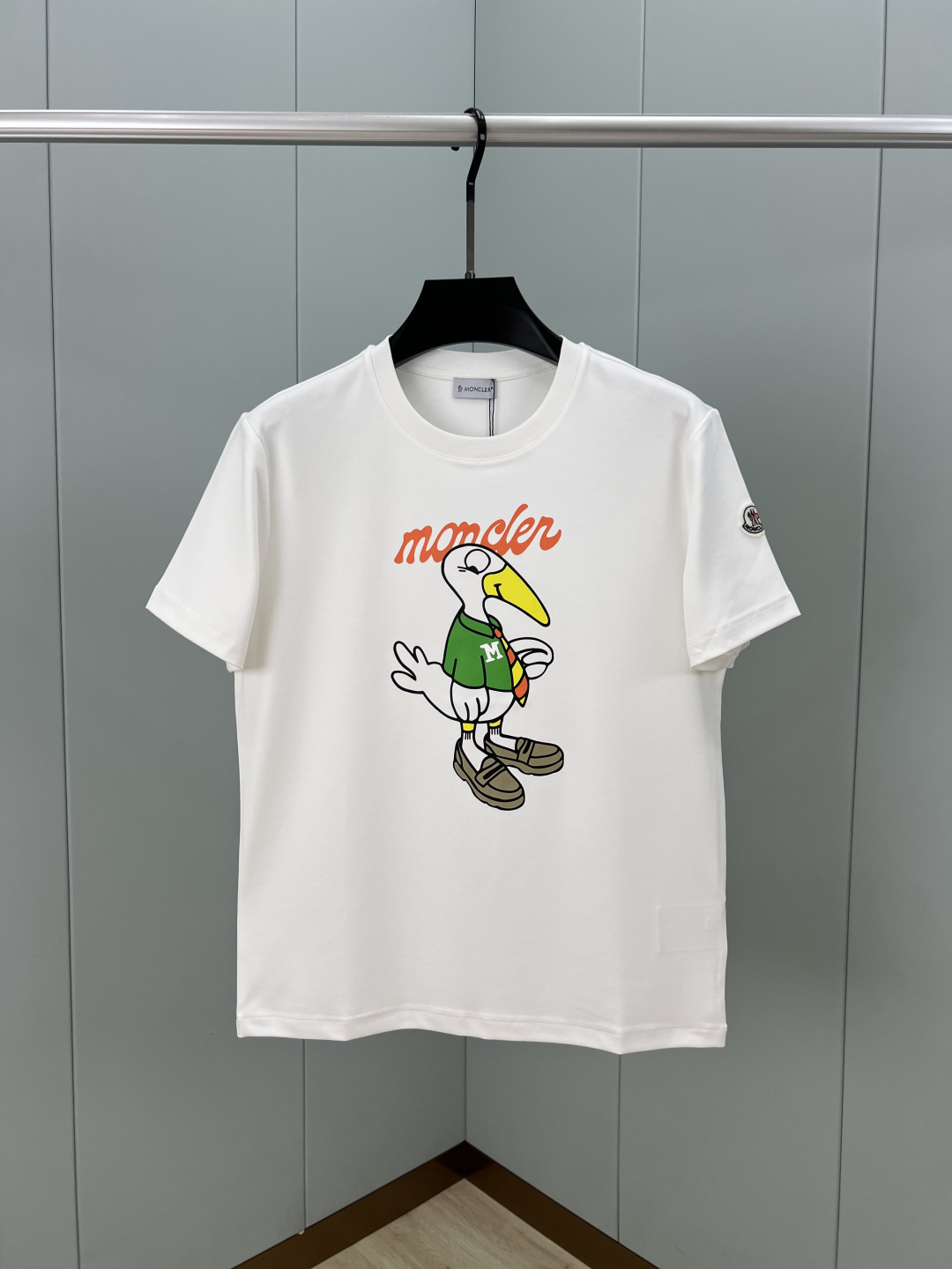 Moncler.蒙口 25秋冬新品卡通趣味印花标识加厚面料短袖T恤，左袖饰有经典刺绣羊毛小标点缀，采用3