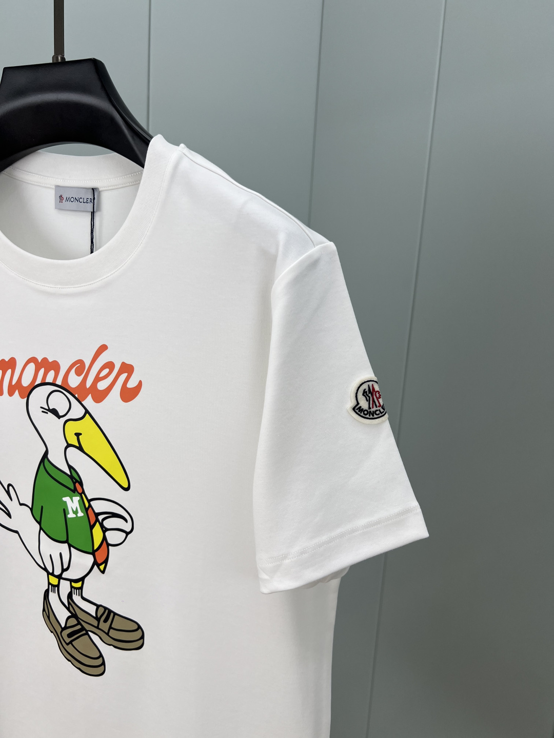 Moncler.蒙口 25秋冬新品卡通趣味印花标识加厚面料短袖T恤，左袖饰有经典刺绣羊毛小标点缀，采用3