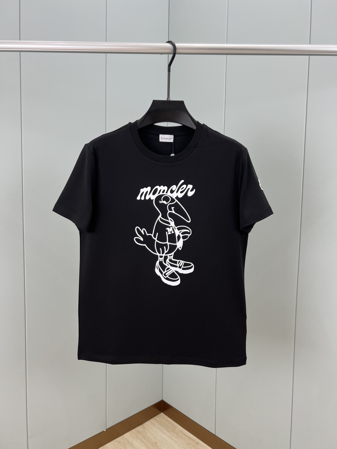 Moncler.蒙口 25秋冬新品卡通趣味印花标识加厚面料短袖T恤，左袖饰有经典刺绣羊毛小标点缀，采用3