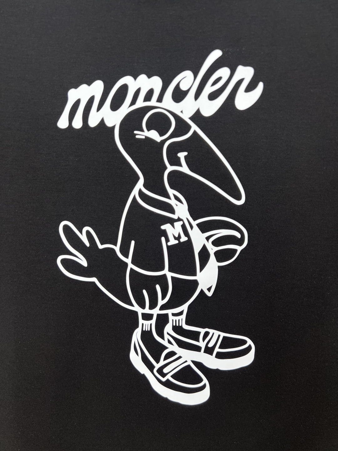 Moncler.蒙口 25秋冬新品卡通趣味印花标识加厚面料短袖T恤，左袖饰有经典刺绣羊毛小标点缀，采用3