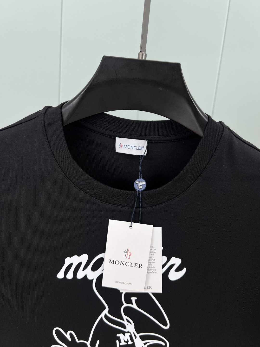 Moncler.蒙口 25秋冬新品卡通趣味印花标识加厚面料短袖T恤，左袖饰有经典刺绣羊毛小标点缀，采用3