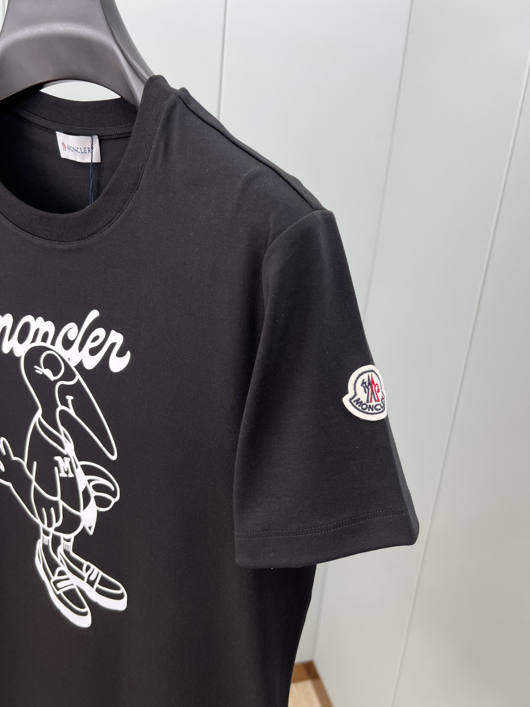 Moncler.蒙口 25秋冬新品卡通趣味印花标识加厚面料短袖T恤，左袖饰有经典刺绣羊毛小标点缀，采用3