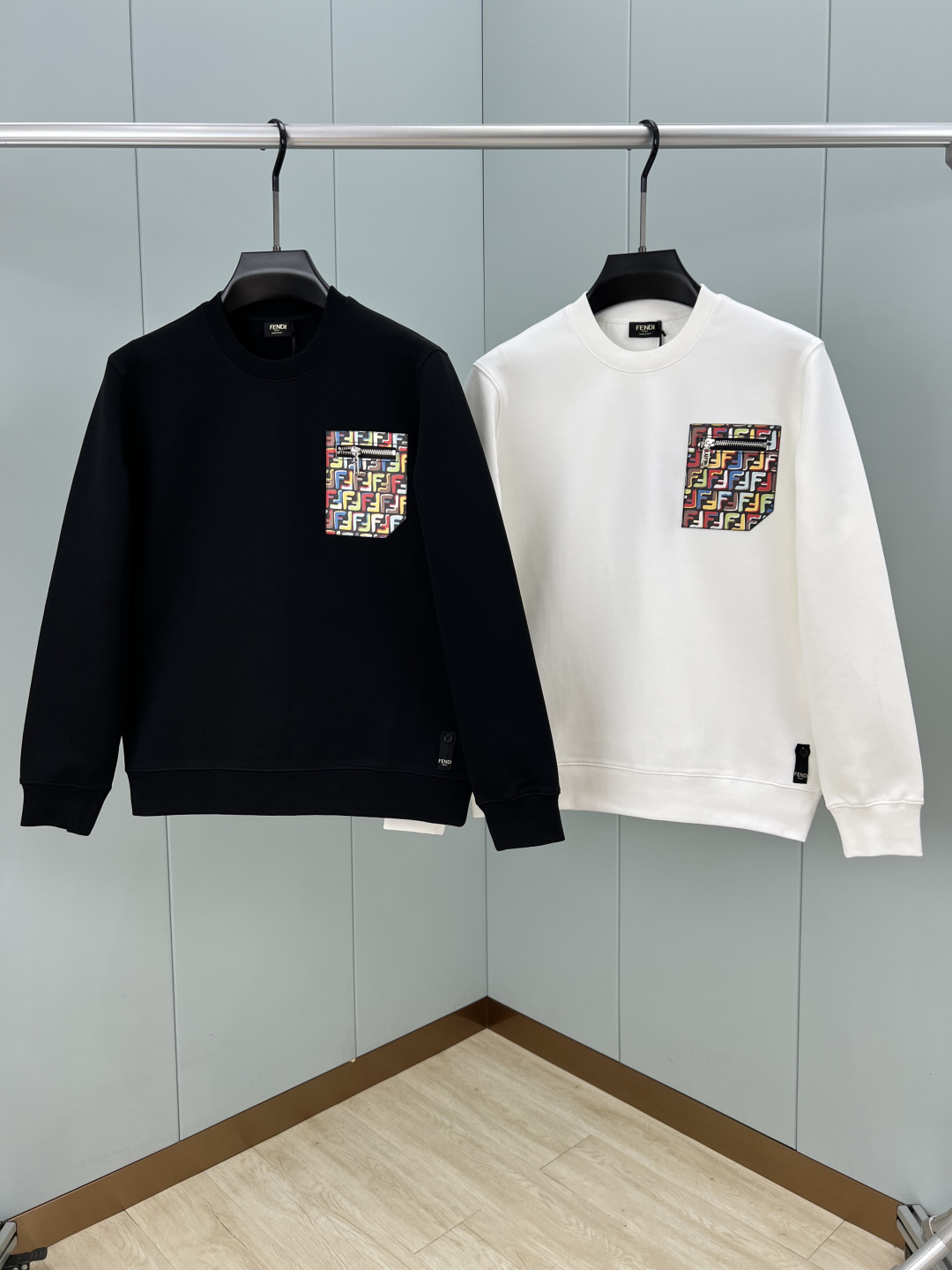 Fendi.芬迪 25秋冬限定胸前饰彩色FF拉链贴袋针织圆领卫衣，采用400克重莱赛尔空气层面料，其特性