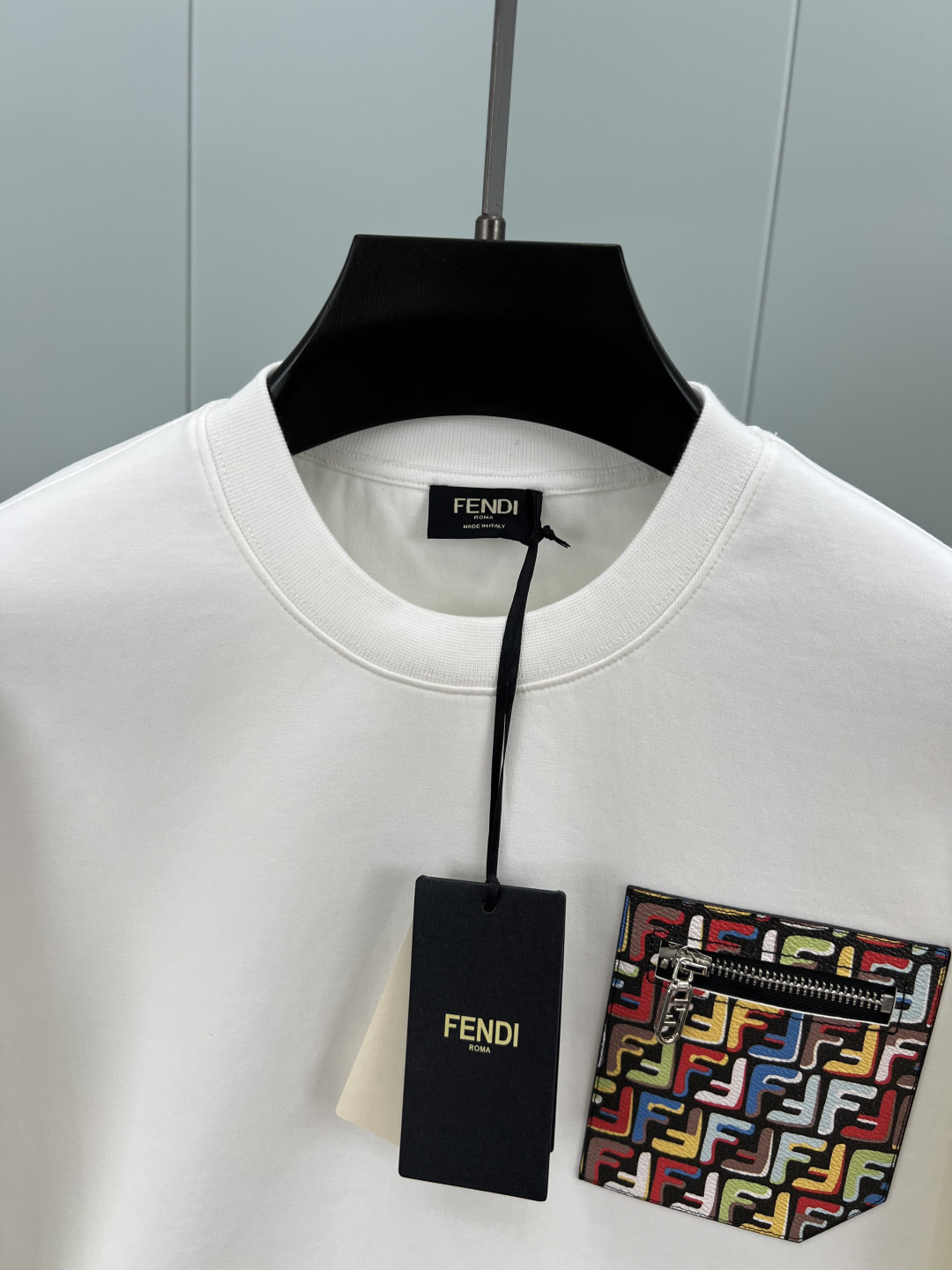 Fendi.芬迪 25秋冬限定胸前饰彩色FF拉链贴袋针织圆领卫衣，采用400克重莱赛尔空气层面料，其特性