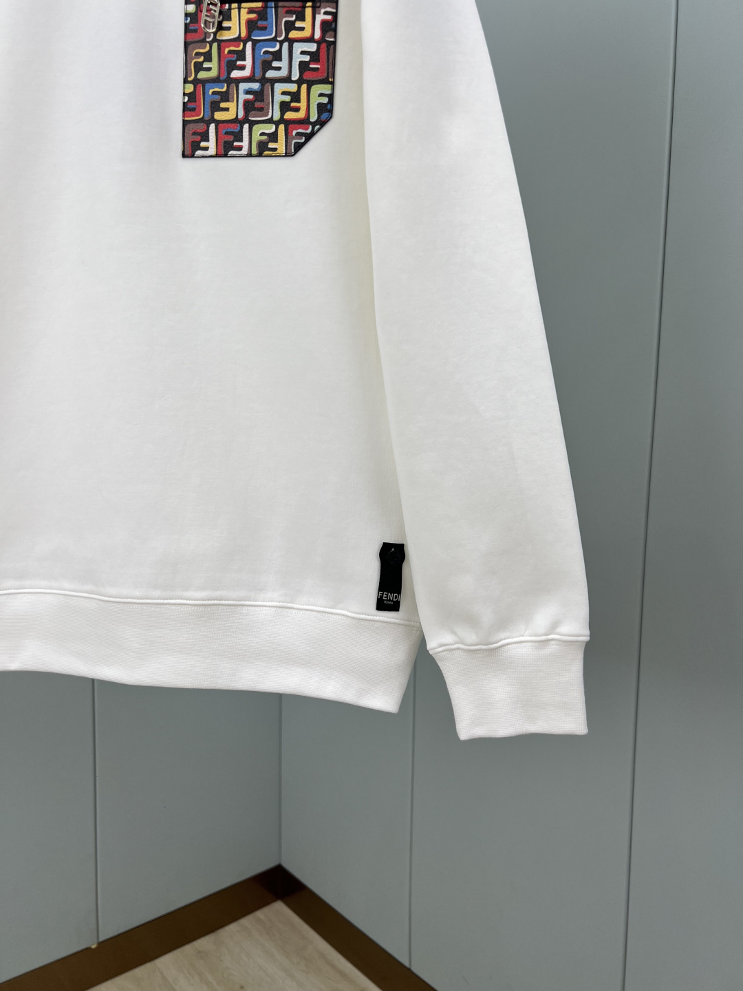 Fendi.芬迪 25秋冬限定胸前饰彩色FF拉链贴袋针织圆领卫衣，采用400克重莱赛尔空气层面料，其特性