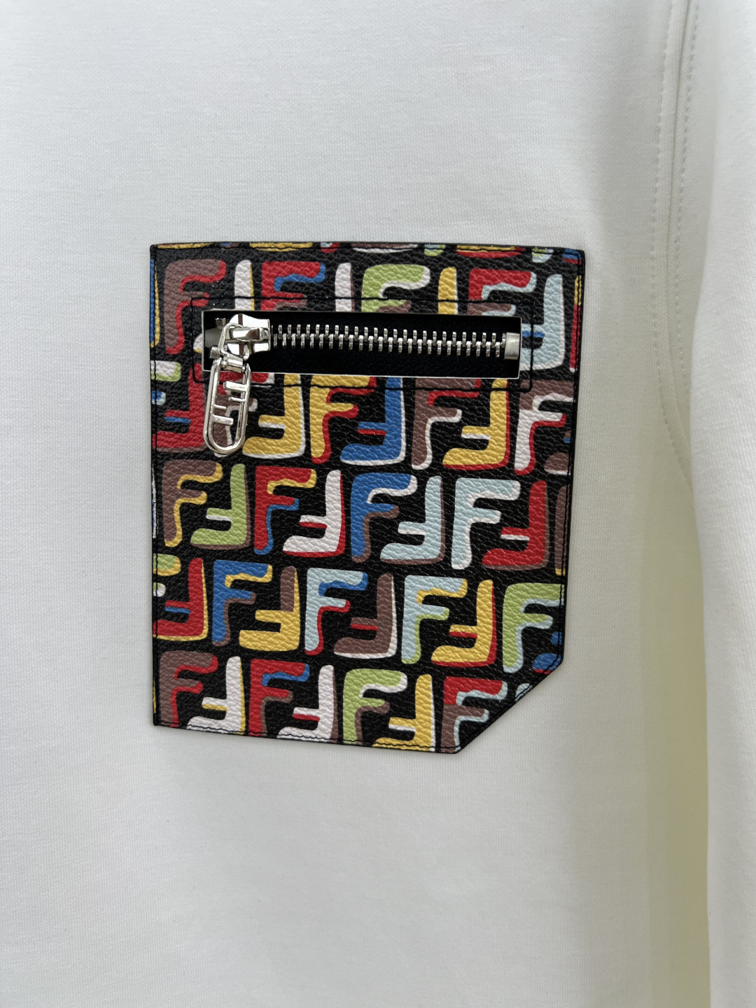 Fendi.芬迪 25秋冬限定胸前饰彩色FF拉链贴袋针织圆领卫衣，采用400克重莱赛尔空气层面料，其特性