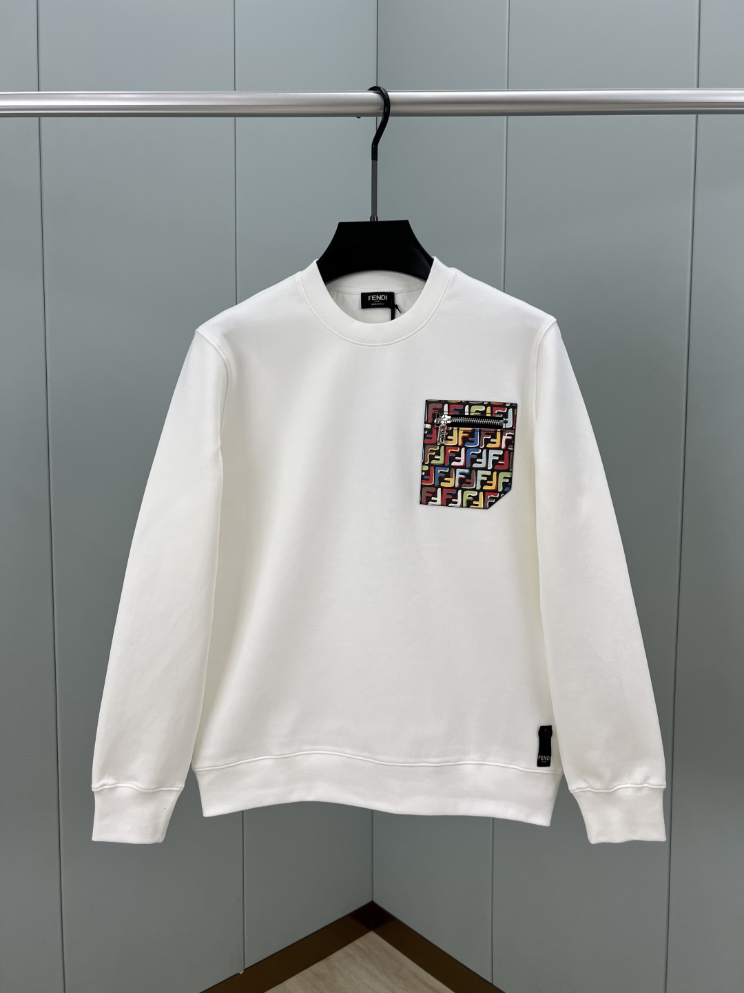 Fendi.芬迪 25秋冬限定胸前饰彩色FF拉链贴袋针织圆领卫衣，采用400克重莱赛尔空气层面料，其特性