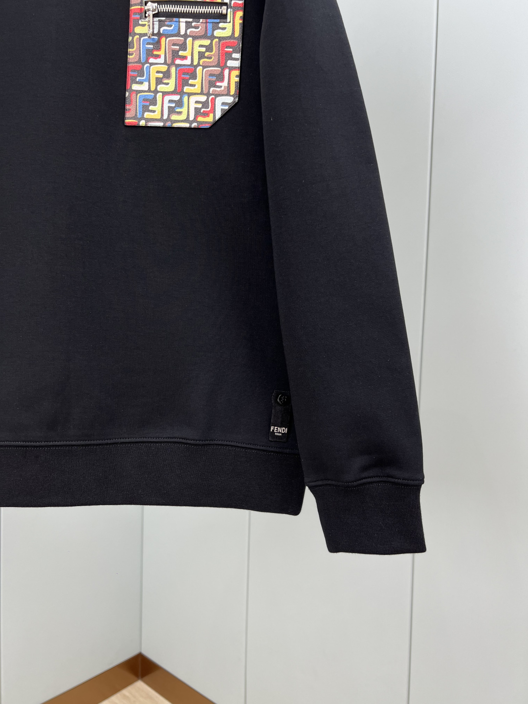 Fendi.芬迪 25秋冬限定胸前饰彩色FF拉链贴袋针织圆领卫衣，采用400克重莱赛尔空气层面料，其特性