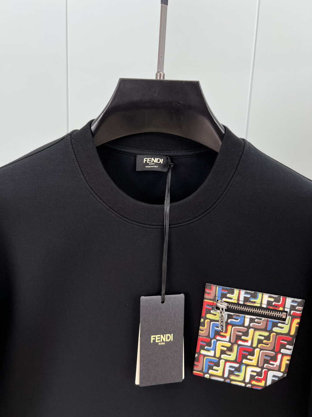 Fendi.芬迪 25秋冬限定胸前饰彩色FF拉链贴袋针织圆领卫衣，采用400克重莱赛尔空气层面料，其特性