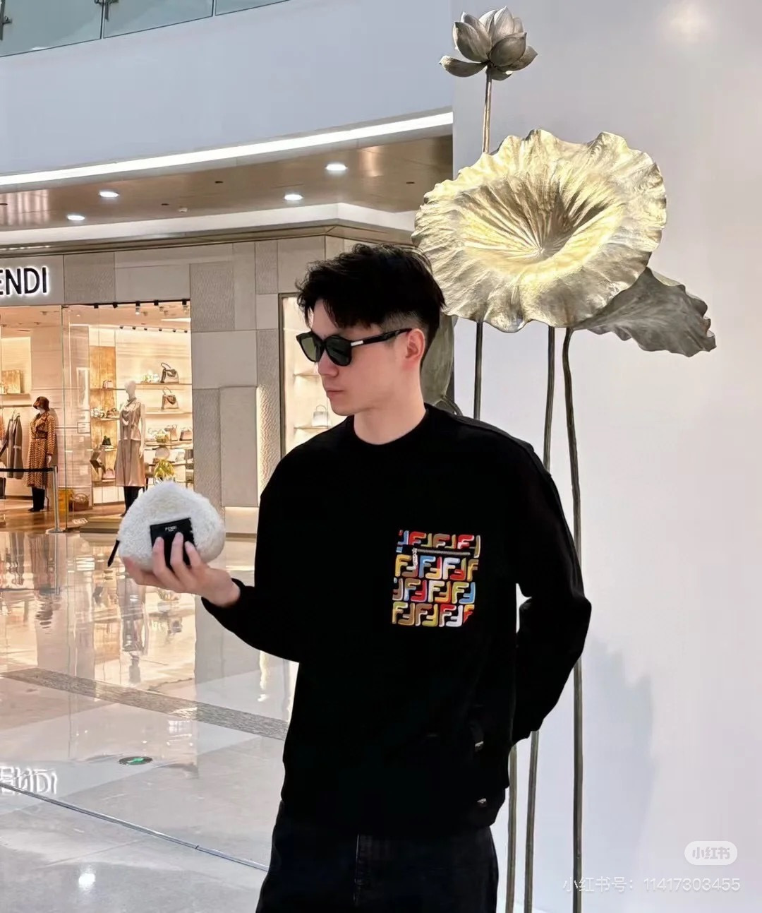 Fendi.芬迪 25秋冬限定胸前饰彩色FF拉链贴袋针织圆领卫衣，采用400克重莱赛尔空气层面料，其特性